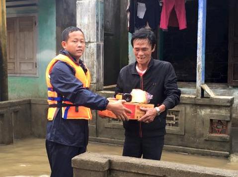 Trao quà tận tay giúp bà con vùng lũ tại Hòa Hương, Tam Kỳ